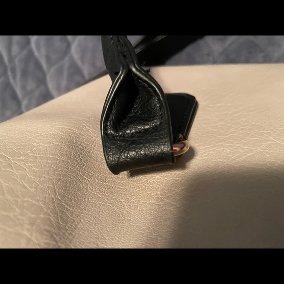 Aldo 2 tone cream and black handbag with shoulder strap. - Picture 13 of 16